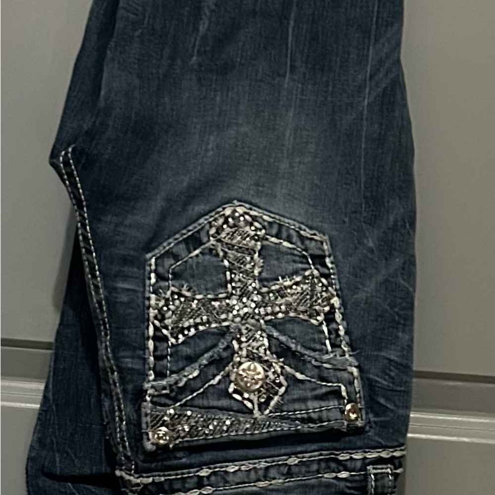 Miss Me. Medium Blue Denim. Size 26. Like New. Mid rise Straight.